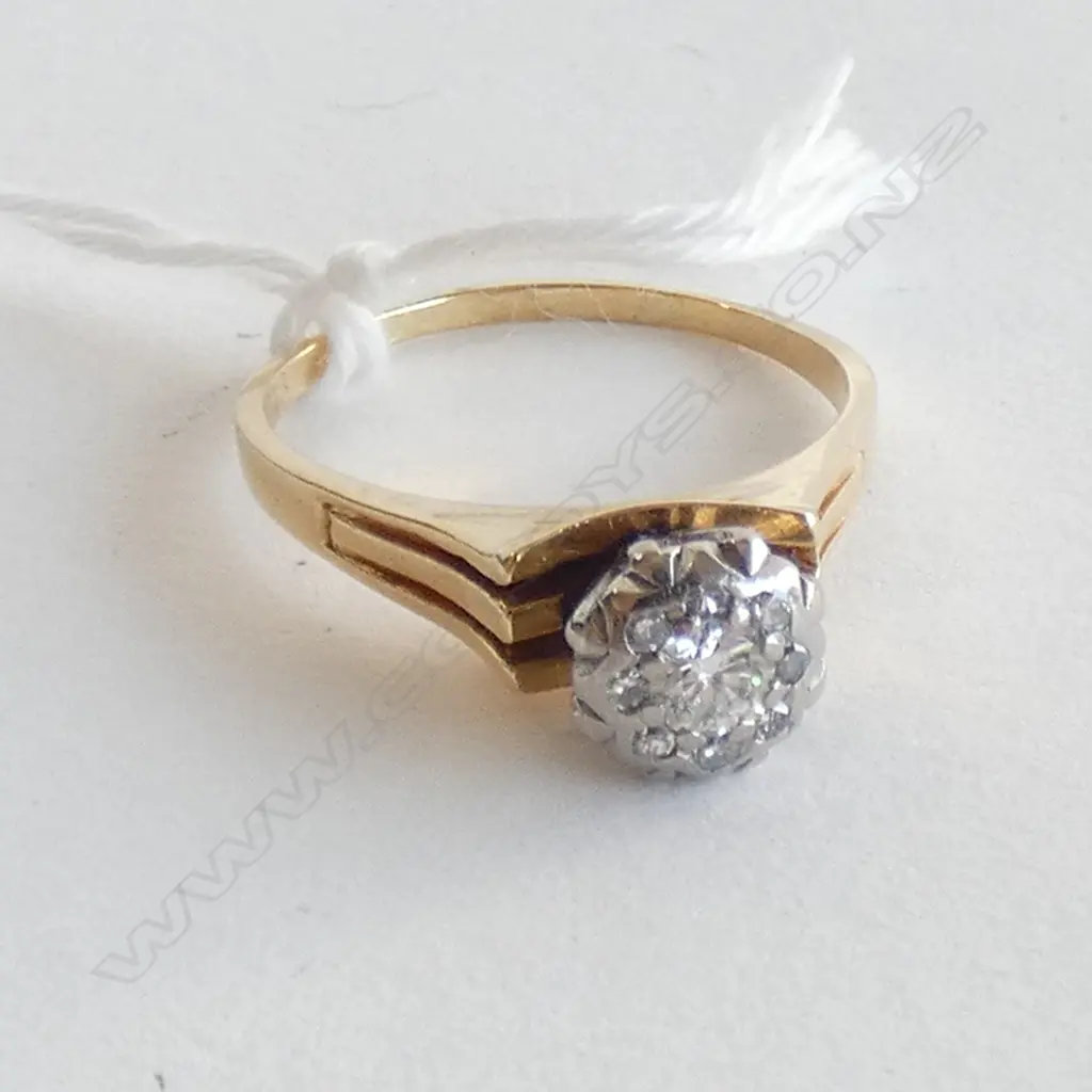 18CT GOLD AND DIAMOND CLUSTER RING (VAL) Image 1++