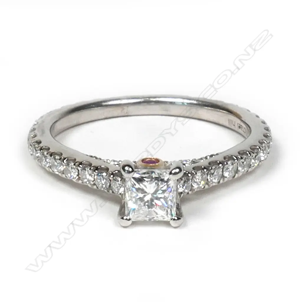 A 14ct white gold and diamond ring, Image 1++