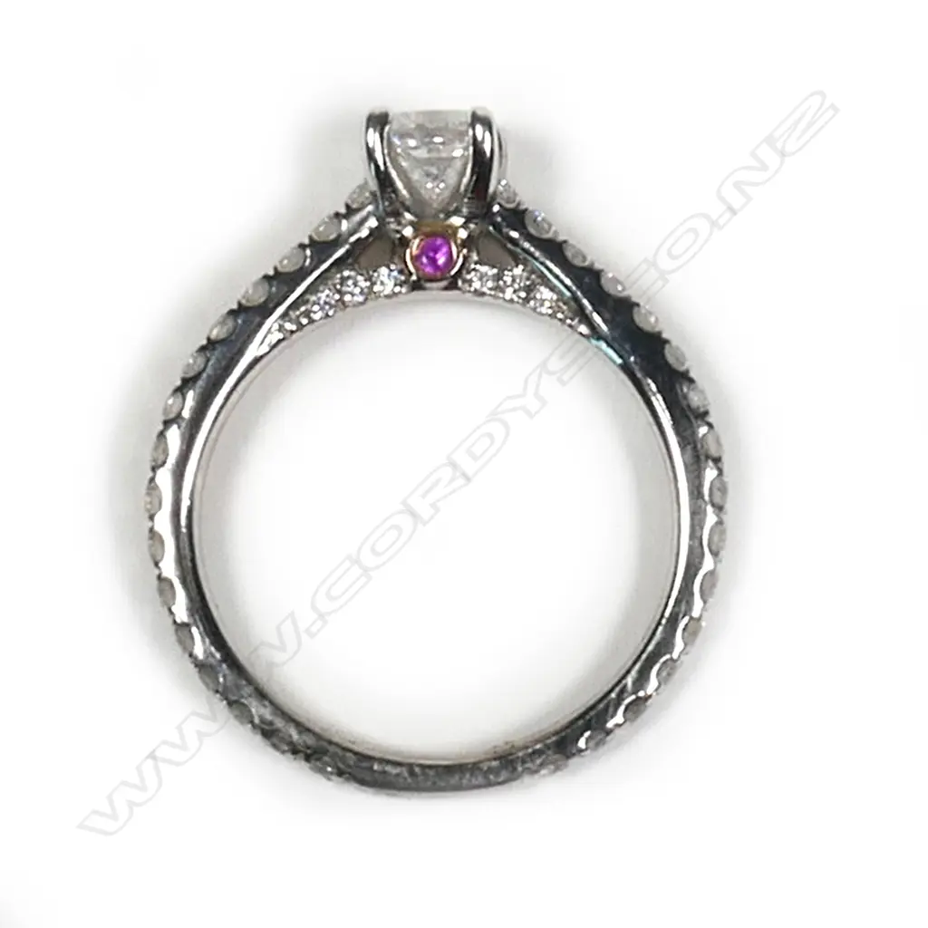 A 14ct white gold and diamond ring, Image 1++
