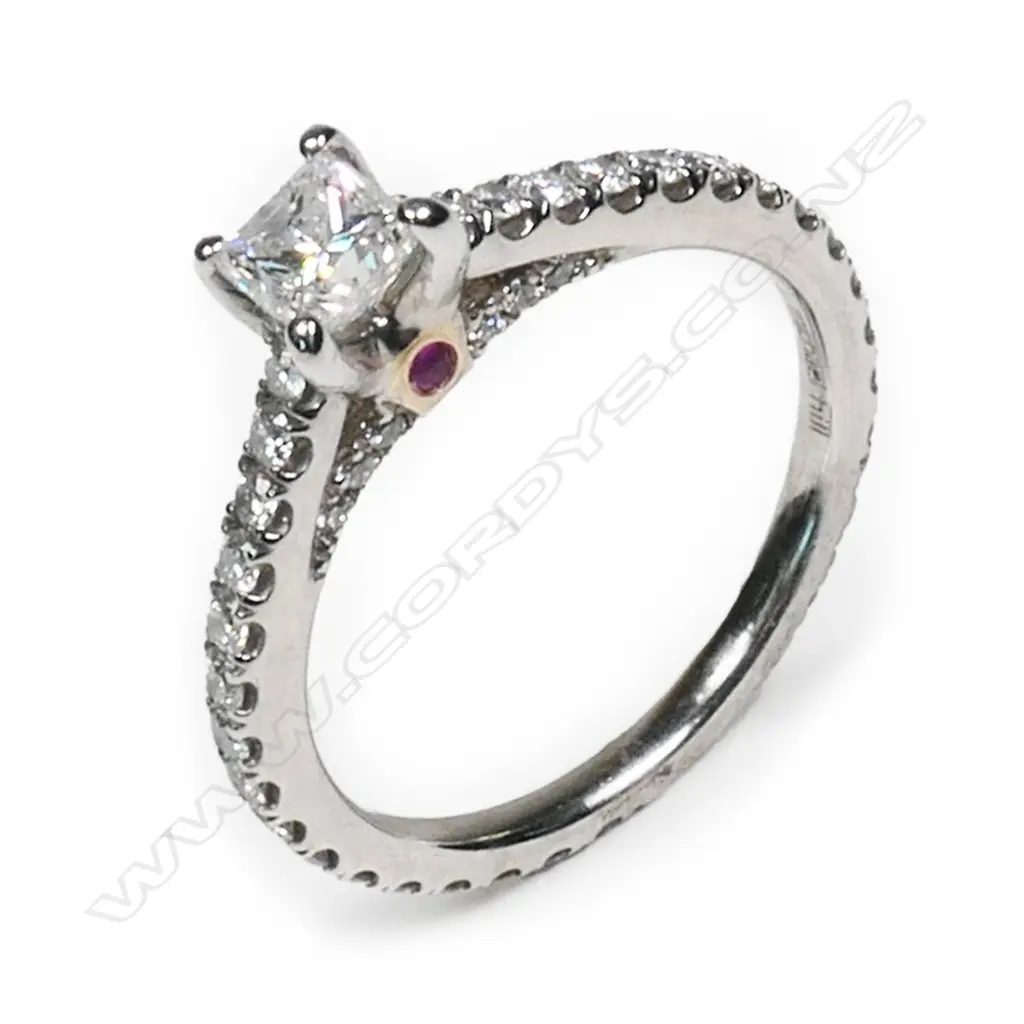 A 14ct white gold and diamond ring, Image 1++