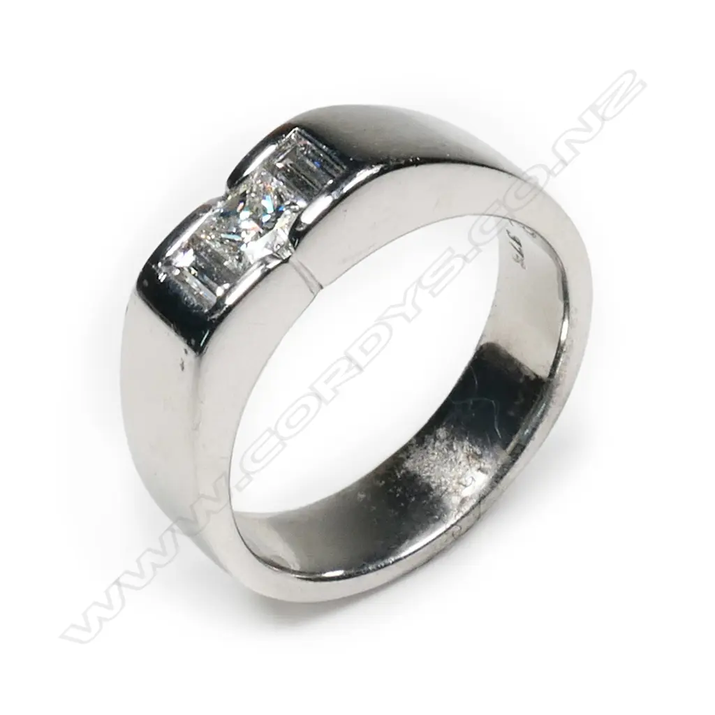 A 9ct white gold and diamond ring, Image 1++