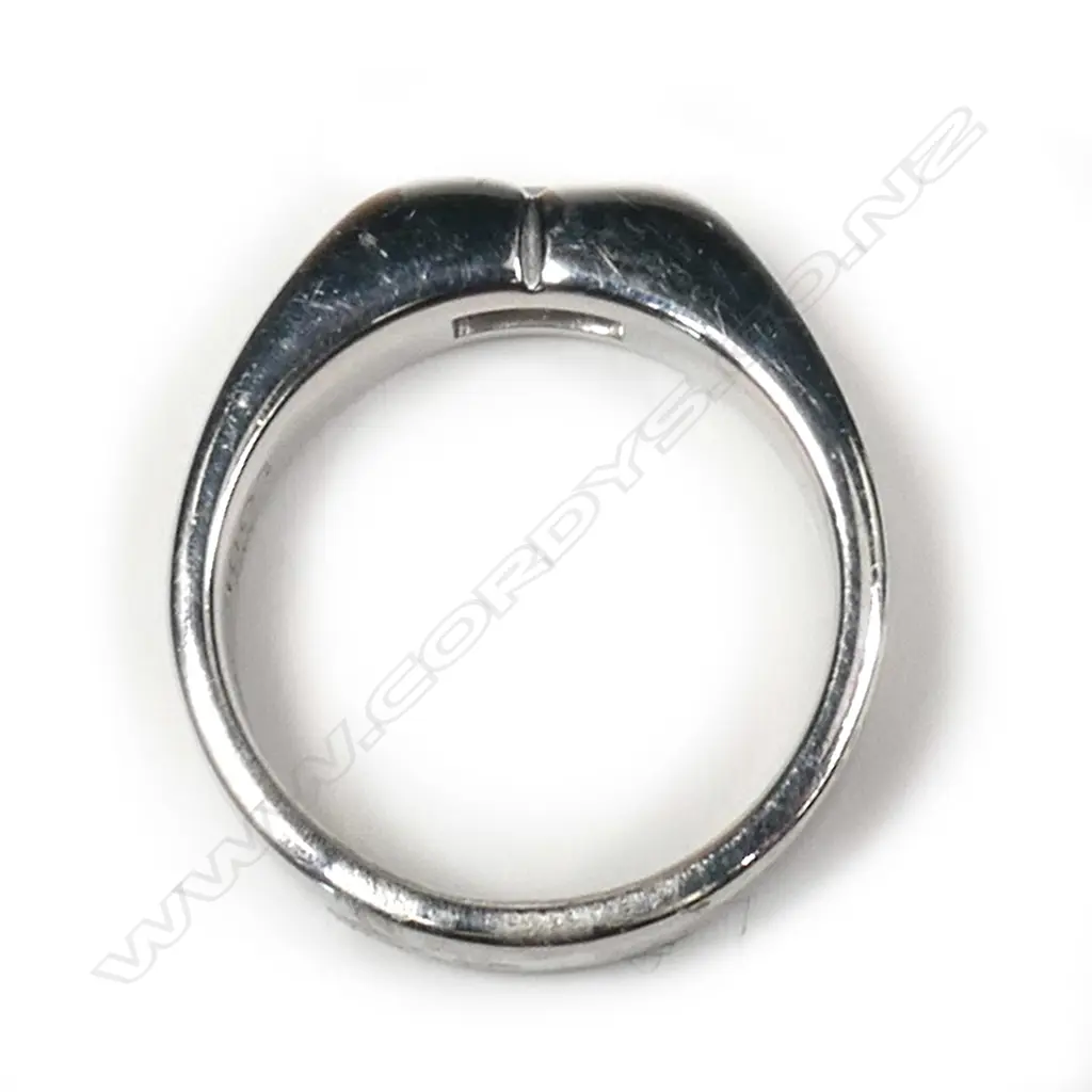 A 9ct white gold and diamond ring, Image 1++