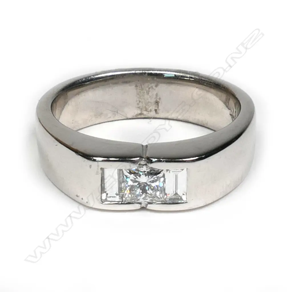 A 9ct white gold and diamond ring, Image 1++