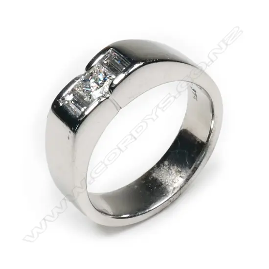 A 9ct white gold and diamond ring,