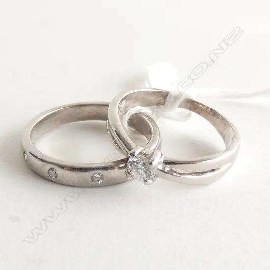 18CT WHITE GOLD AND DIAMOND RING SET (VAL)