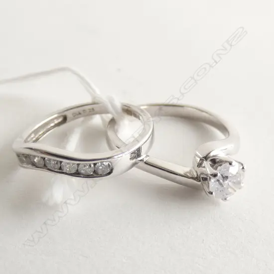 18CT WHITE GOLD AND DIAMOND RING SET (VAL)