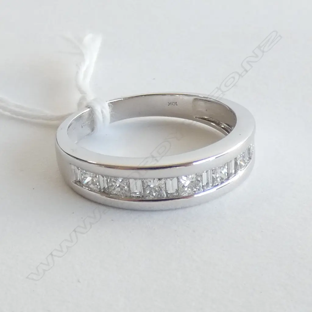 10CT WHITE GOLD AND DIAMOND BAND (VAL) Image 1++