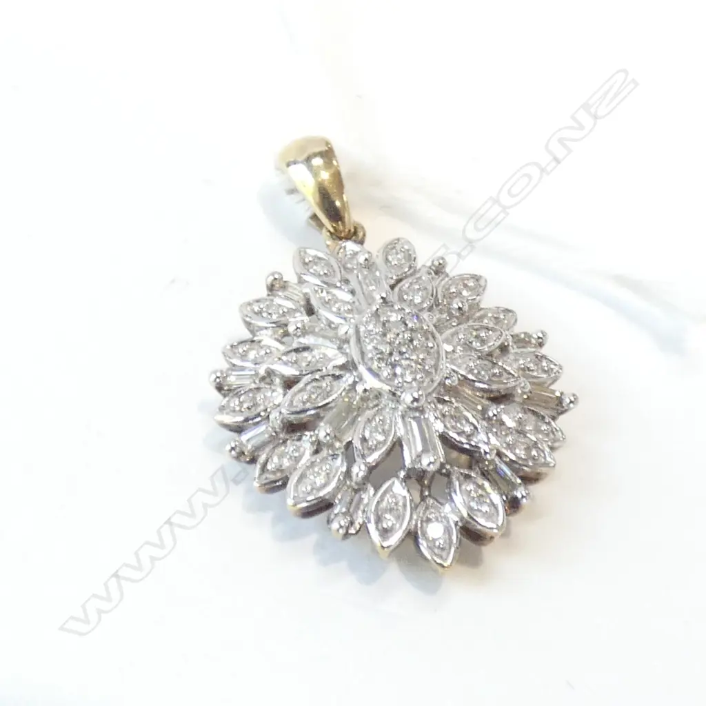 9CT GOLD AND DIAMOND FLOWER PENDANT (VAL) Image 1++