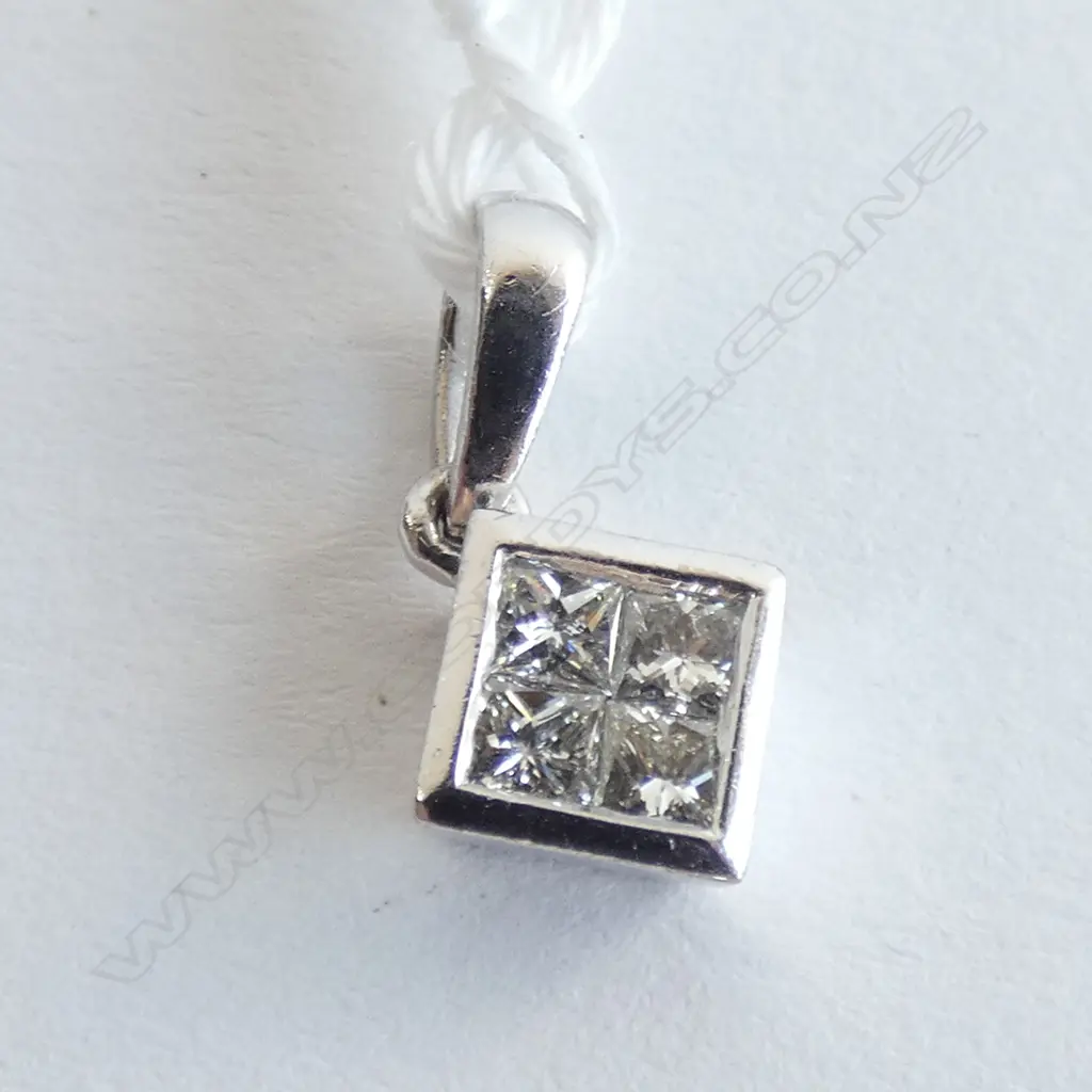 18CT WHITE GOLD AND DIAMOND PENDANT (VAL) Image 1++