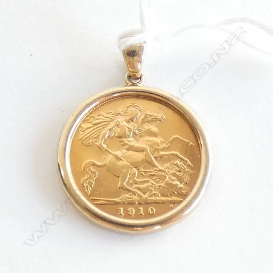 9CT GOLD AND 22CT GOLD HALF SOVEREIGN  PENDANT (VAL)