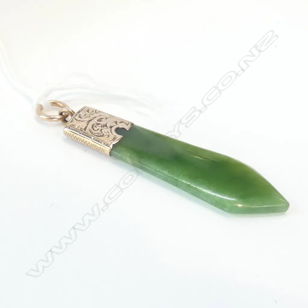 COLONIAL 9CT GOLD AND POUNAMU PENDANT Image 1++