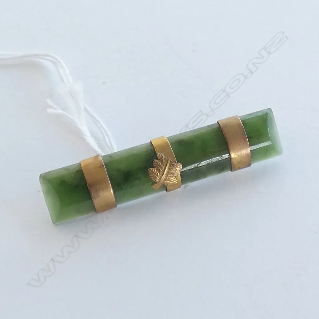 COLONIAL 9CT GOLD POUNAMU BAR BROOCH (FERN A.F.) Image 1++