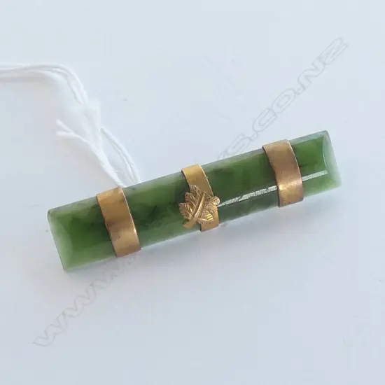 COLONIAL 9CT GOLD POUNAMU BAR BROOCH (FERN A.F.)