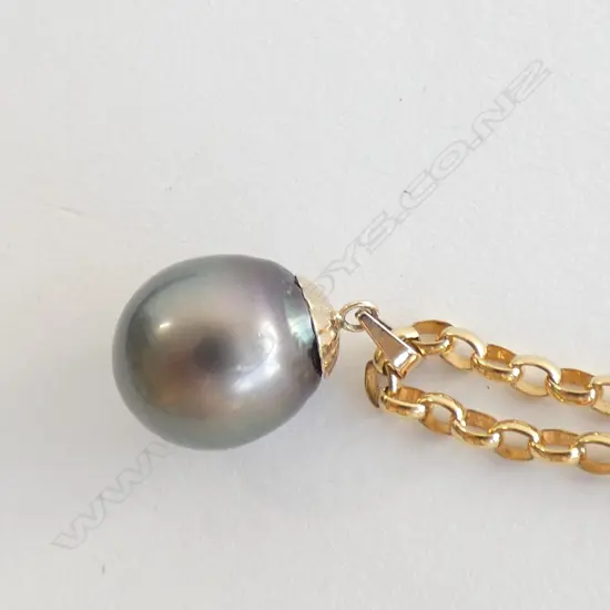BLACK TAHITIAN PEARL PENDANT ON 10CT GOLD CHAIN (VAL)
