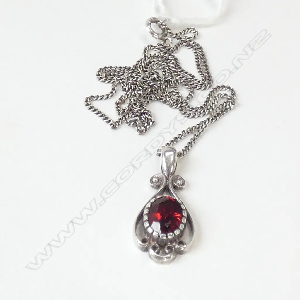 STG SILVER & GARNET NECKLACE Image 1++