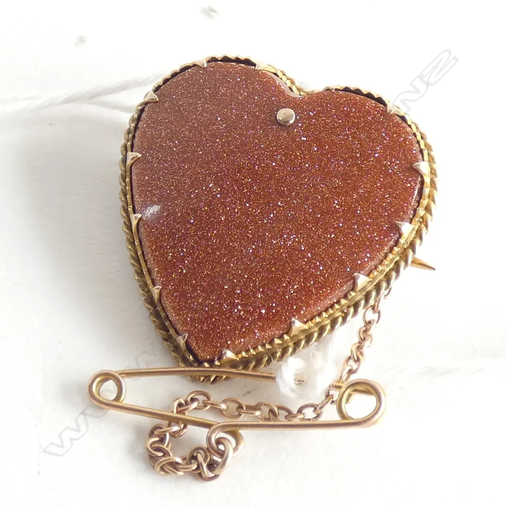 (WN19) C1900 9CT & GOLDSTONE HEART BROOCH Image 1++