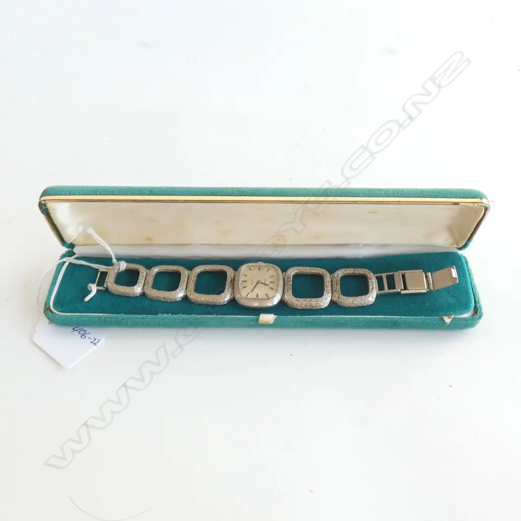 VINTAGE VALGINE LADIES WATCH C1960 APPARENTLY WORKING  Image 1++
