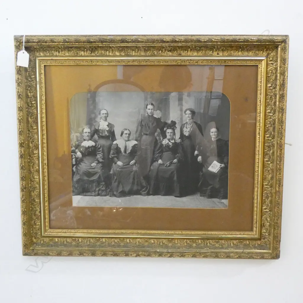 VICTORIAN PHOTO GROUP OF WOMEN GILT FRAME 280x375mm Image 1++