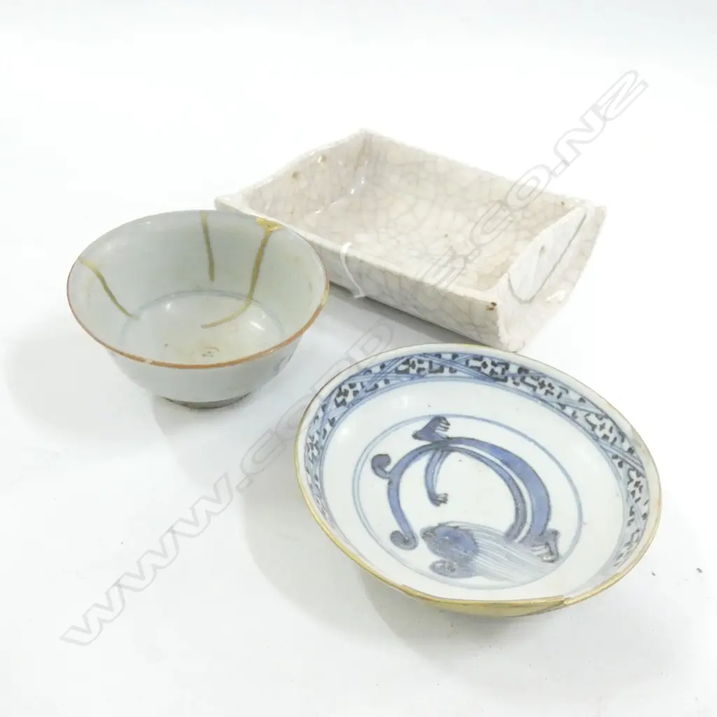 2 SMALL MING STYLE B/W CUPS w. GILT REPAIRS + A CRACKLE GLAZE TRAY W.145mm Image 1++
