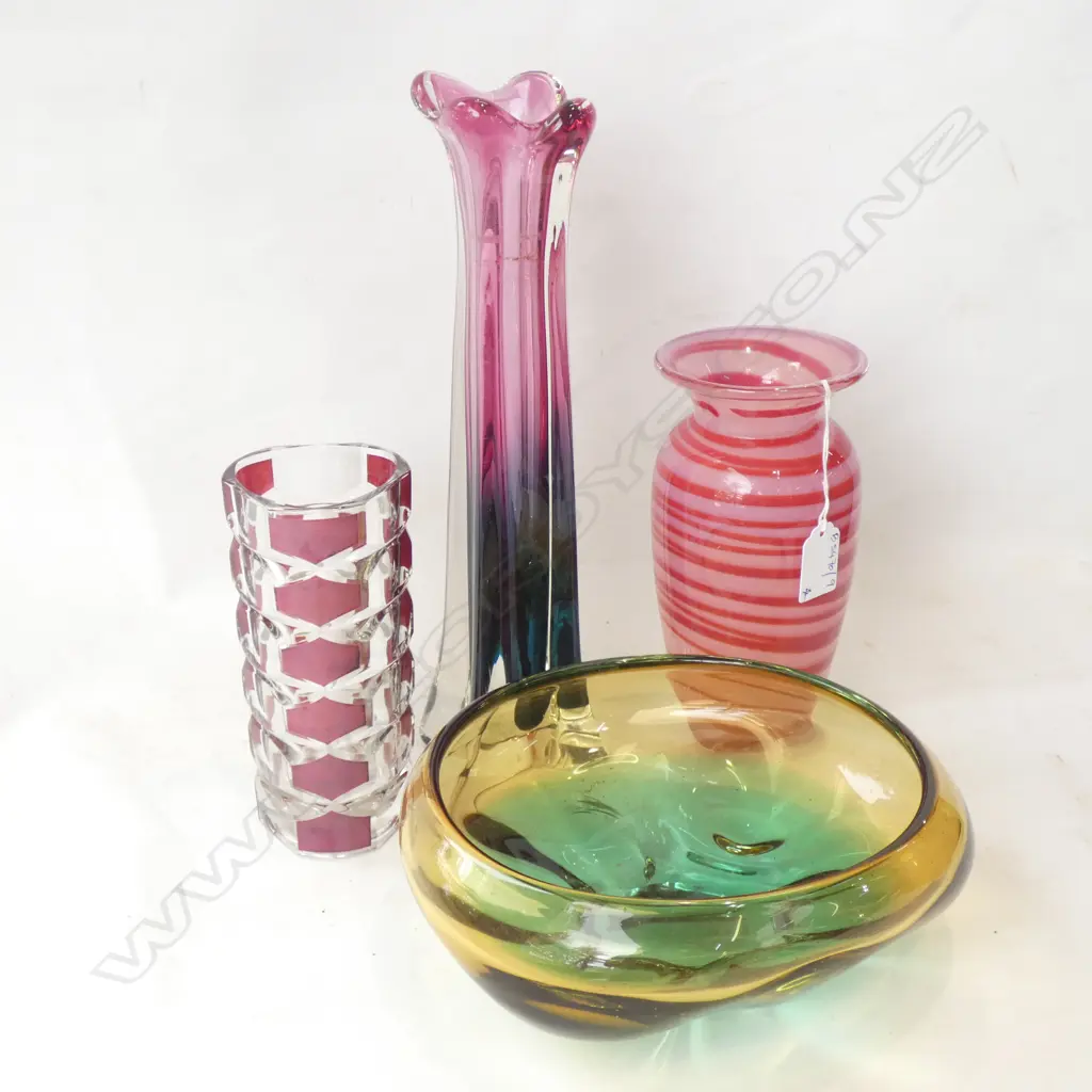 4 PCES ART GLASS; BOWL & 3 VASES H.320mm Image 1++