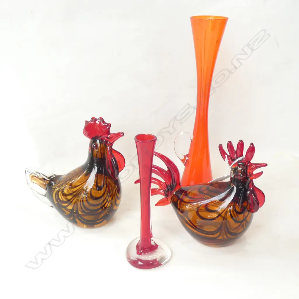 2 ART GLASS ROOSTERS + 2 RED VASES H.305mm Image 1++