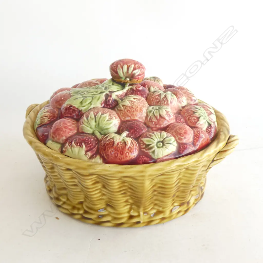 SARREGUEMINES FRENCH POTTERY LIDDED STRAWBERRY TUREEN  Image 1++