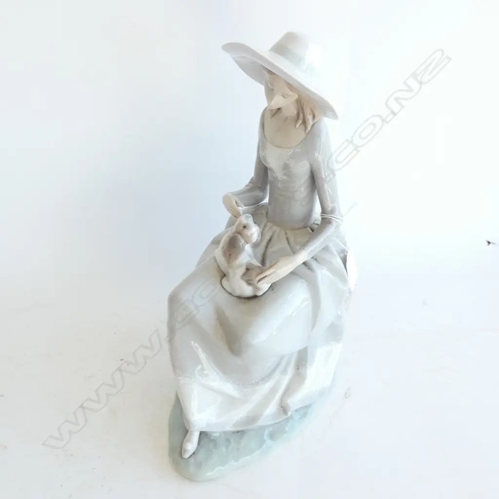 LLADRO LADY w. DOG (FINGER REPAIRED) H.330mm Image 1++