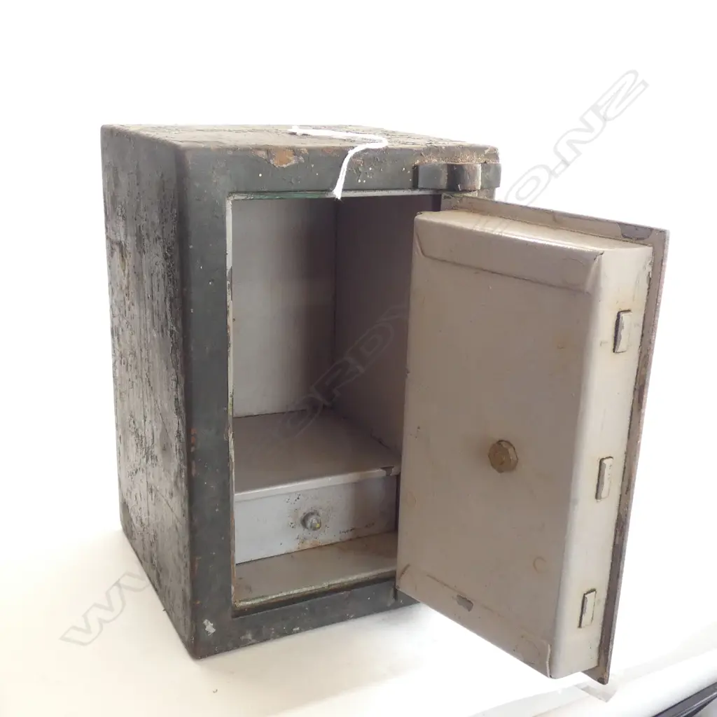 OLD MINI/ TRADESMAN'S SAMPLE SAFE W KEY 165 x 180 x 255mm Image 1++