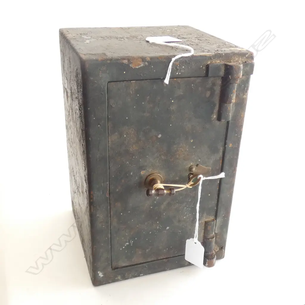 OLD MINI/ TRADESMAN'S SAMPLE SAFE W KEY 165 x 180 x 255mm Image 1++