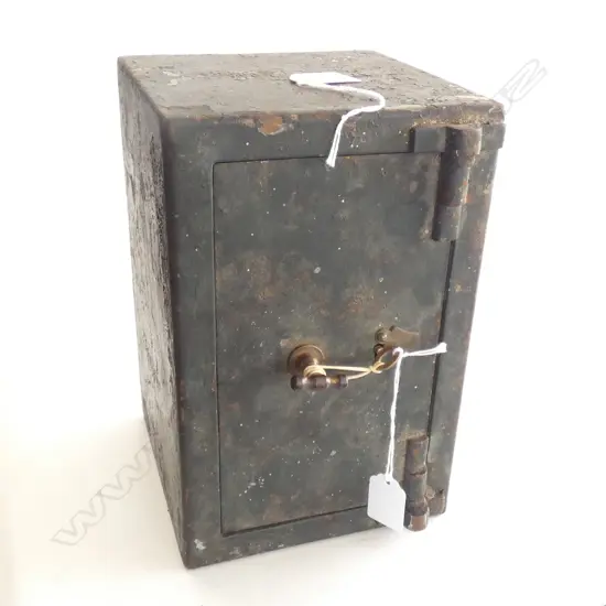 OLD MINI/ TRADESMAN'S SAMPLE SAFE W KEY 165 x 180 x 255mm