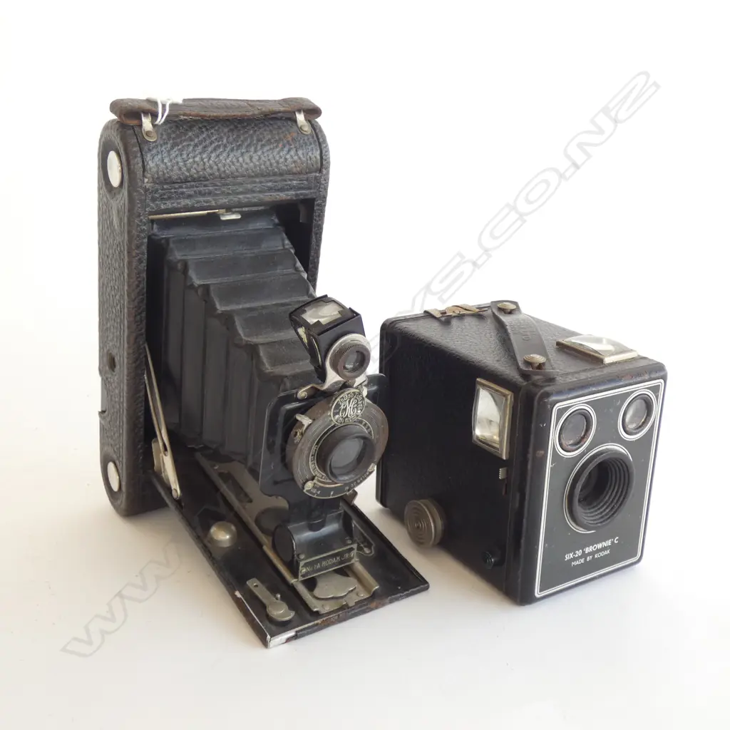 2 VINTAGE CAMERAS; KODAK & BOX BROWNIE Image 1++
