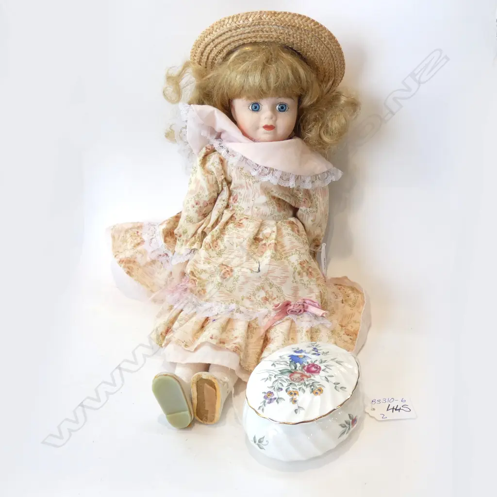 WEDGWOOD AVESBURY LIDDED DISH - IN ORIGINAL BOX  L 105MM + PORCELAIN DOLL Image 1++