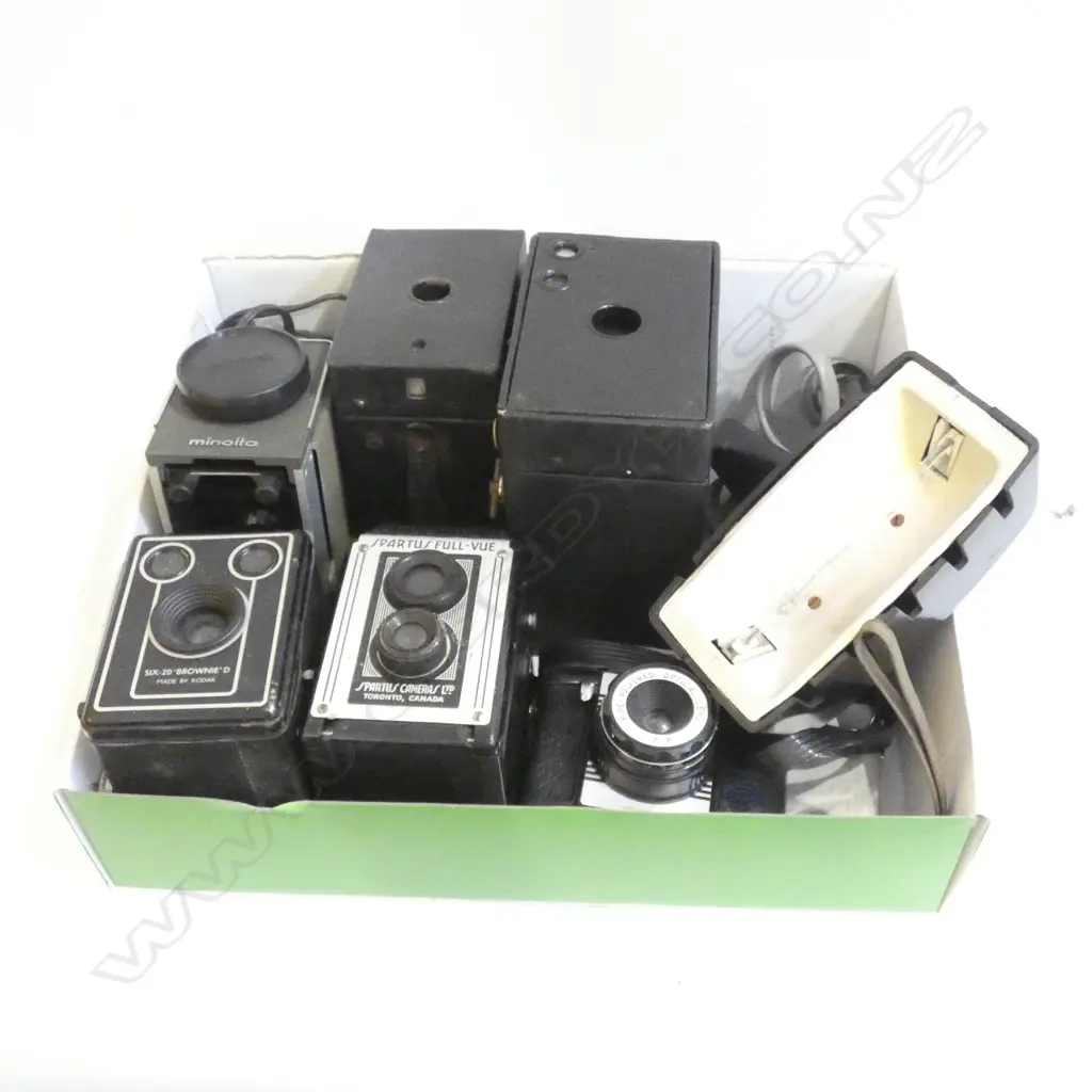 BOX LOT VINTAGE CAMERAS Image 1++