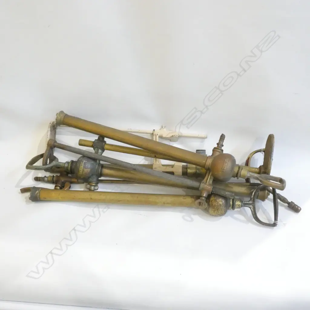 4 BRASS STIRRUP PUMPS  Image 1++