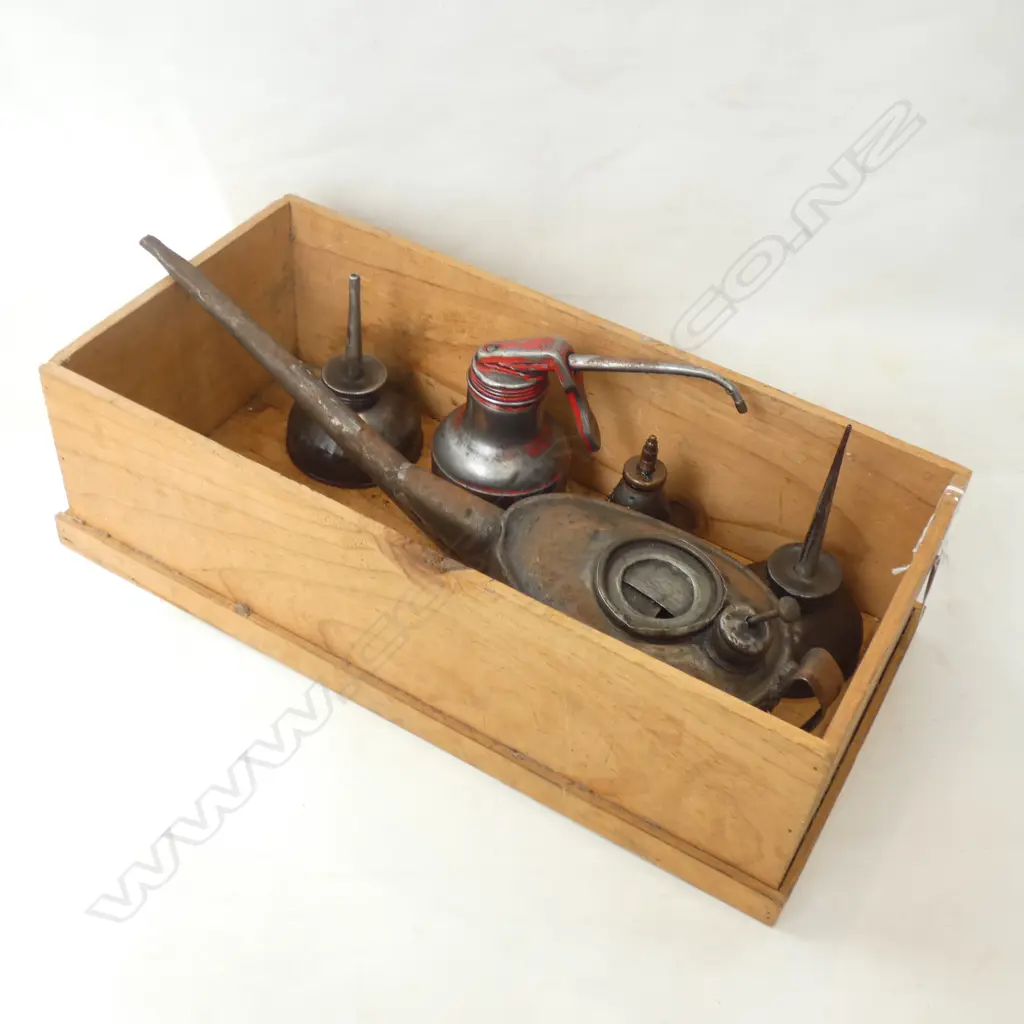 BOX VINTAGE OIL CANS  Image 1++