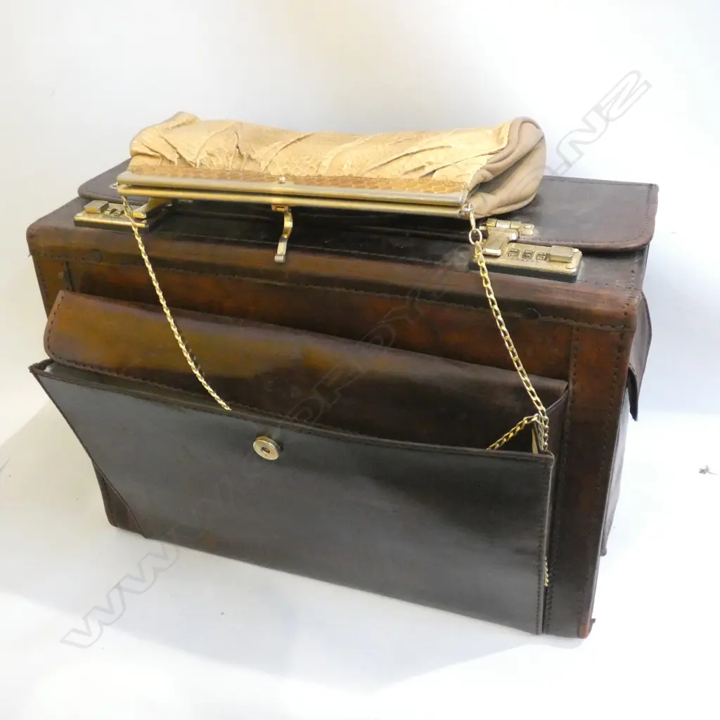 LEATHER CASE & CHANDLER HANDBAG... Image 1++