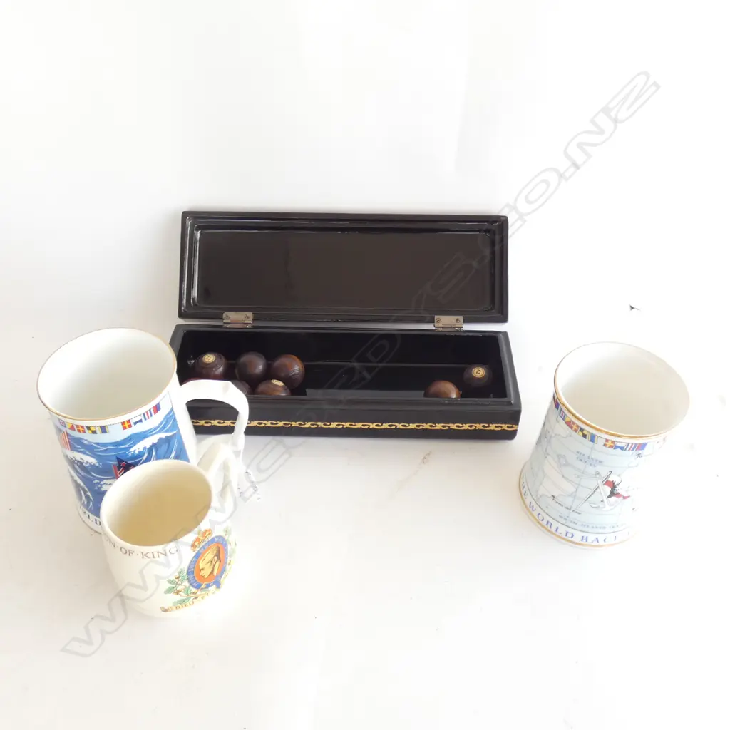 3 MUGS + LIDDED LACQUER CONTAINER w. 8 MINI BOULES L.300mm Image 1++