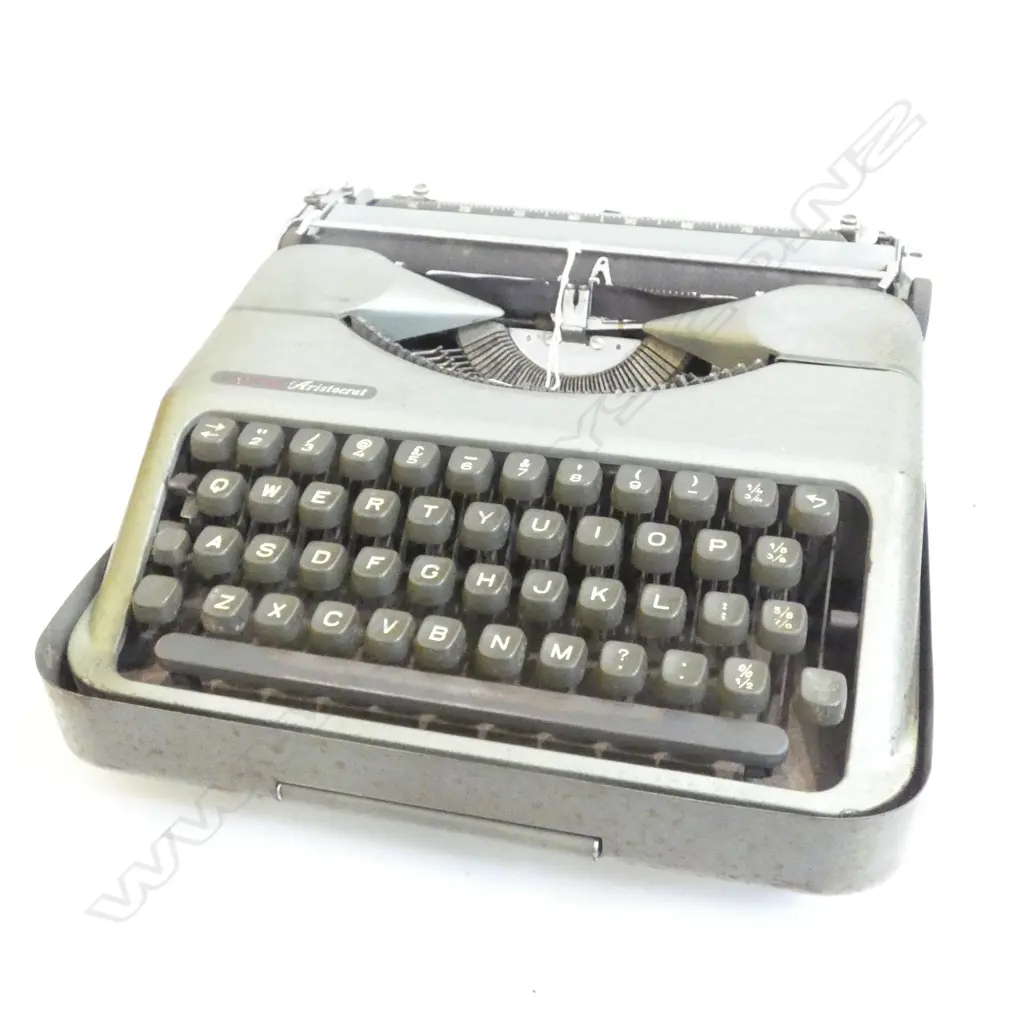 ARISTOCRAT TYPEWRITER  Image 1++