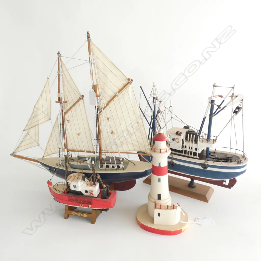 3 MODEL BOATS H.390mm + LIGHTHOUSE Image 1++