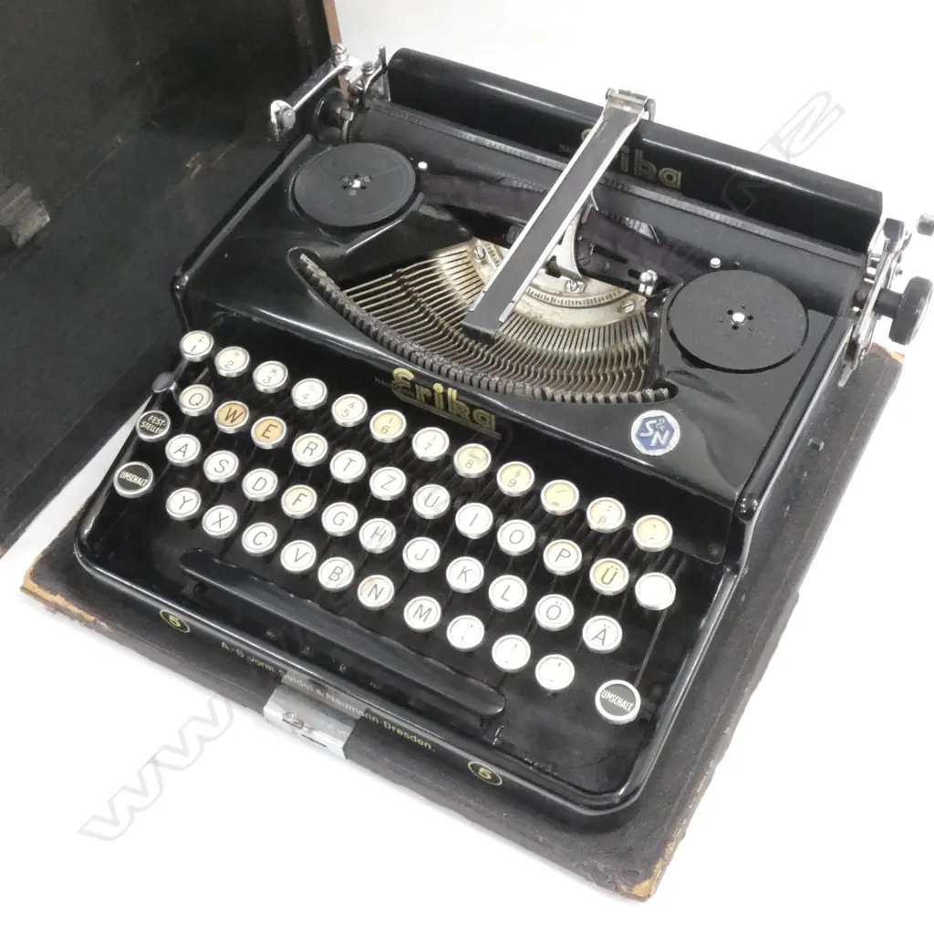 VINTAGE ERIKA TYPEWRITER IN BLACK CASE W.320mm Image 1++