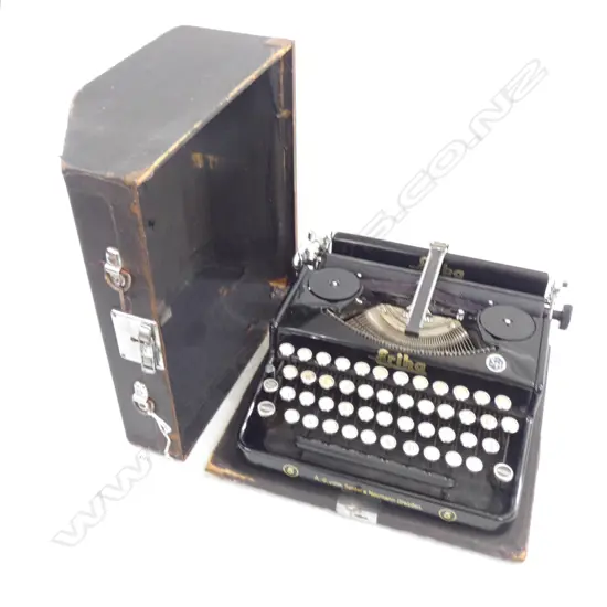 VINTAGE ERIKA TYPEWRITER IN BLACK CASE W.320mm