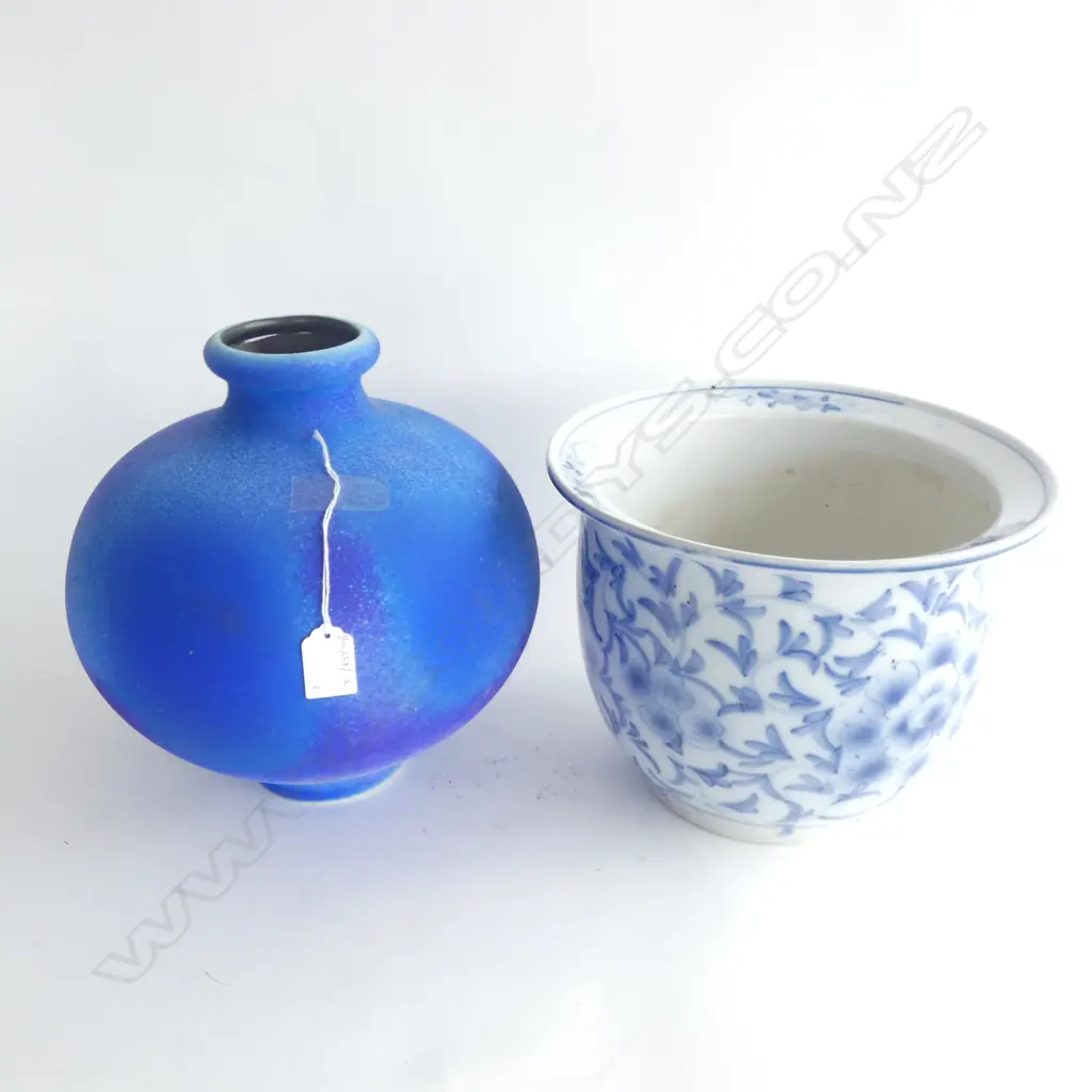 B/W JARDINERE + CONTEMPORARY BLUE VASE H.210mm Image 1++