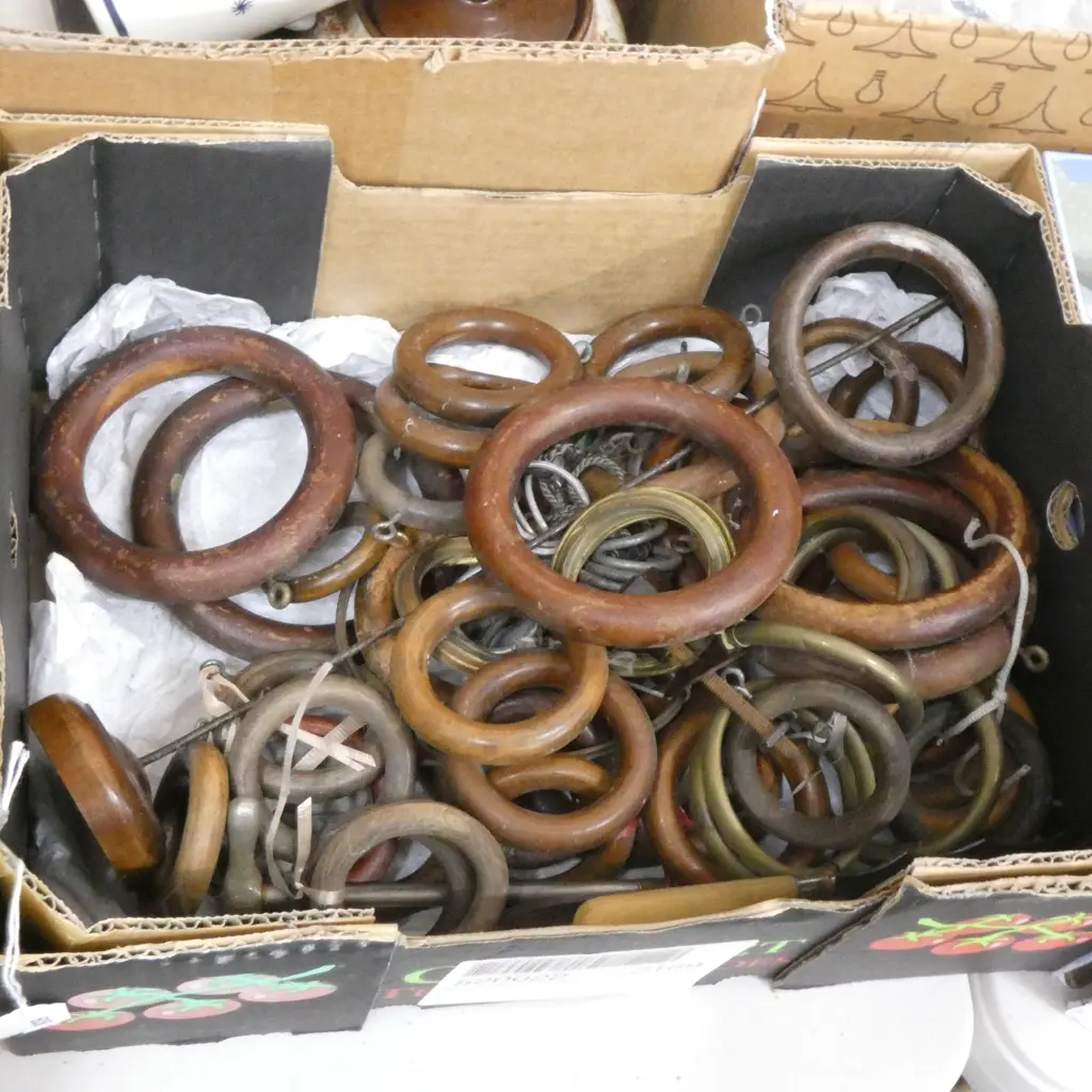 BOX WOODEN CURTAIN RINGS / KITCHENALIA ETC... Image 1++