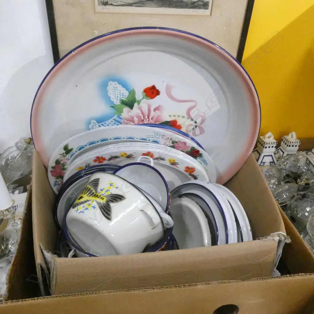 BOX LOT ASST. ENAMELWARE Image 1++