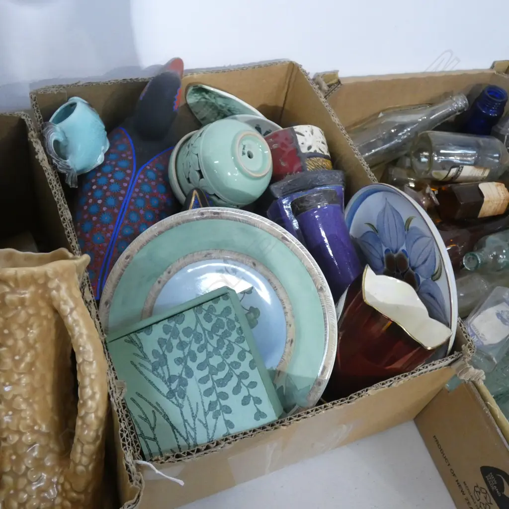 BOX LOT ASST GREEN / BLUE CERAMICS  Image 1++