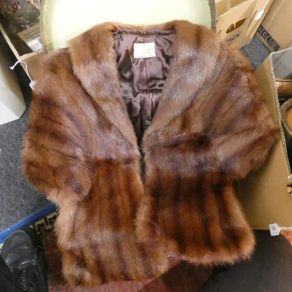 HAT BOX w. FUR STOLE Image 1++