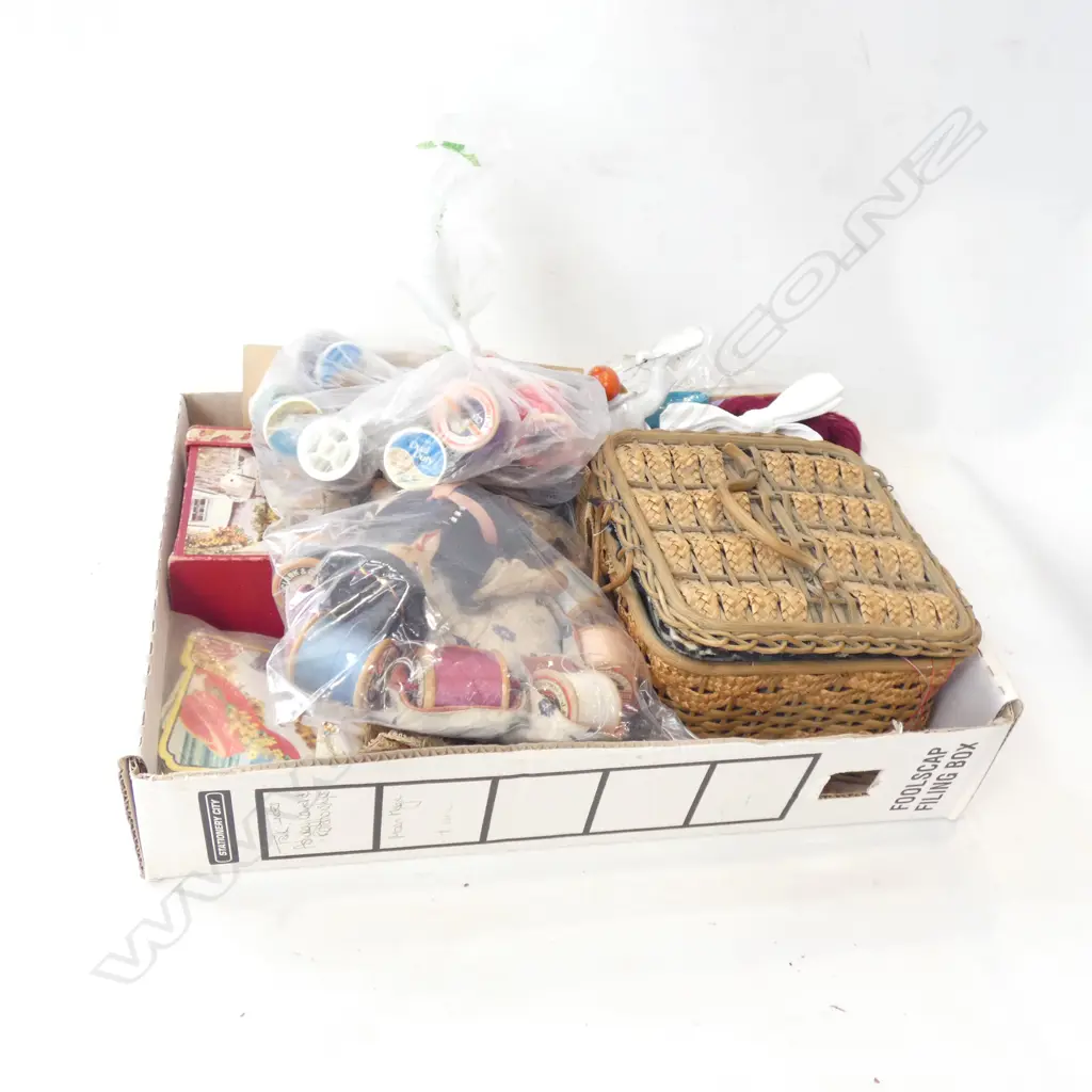 BOX LOT VINTAGE SEWING & NEEDLEWORK RELATED ITEMS  Image 1++