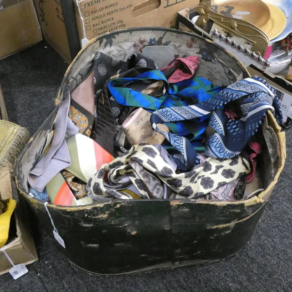 OLD BOX WOODEN SHOE LASTS / TIES ETC.. Image 1++