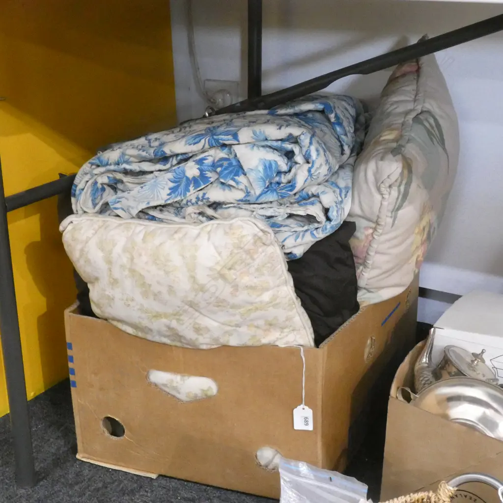 LG BOX OLD LINEN / CUSHIONS ETC.. Image 1++