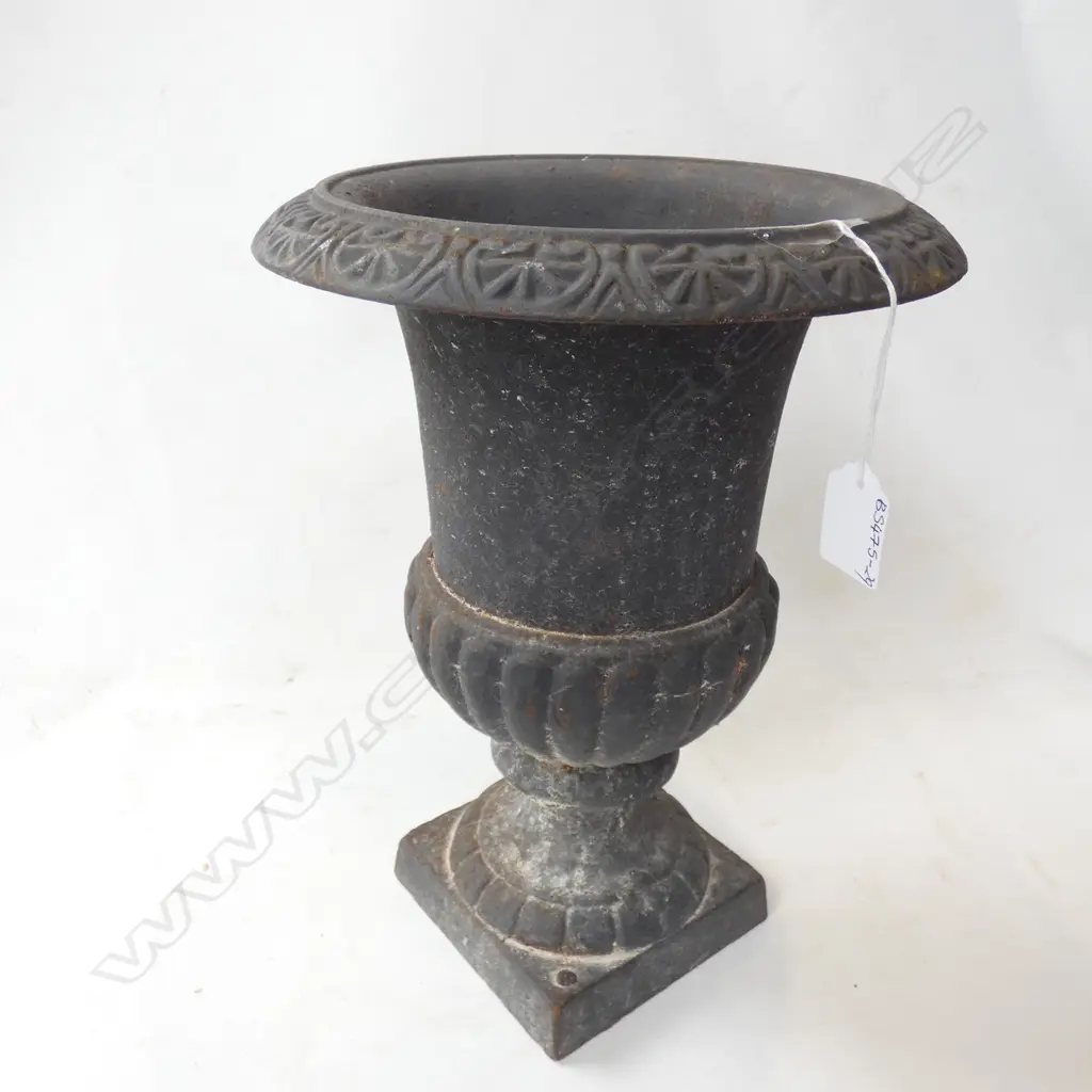 CAST IRON GARDEN URN H. 300MM Image 1++